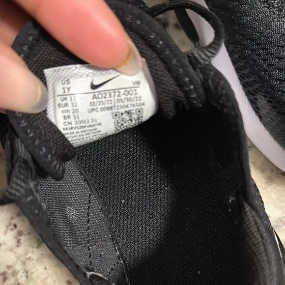 Black and White Air Max Sneakers - Picture 7 of 8